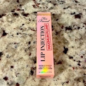 Too Faced
Lip Injection Maximum Plump Extra Strength Lip Plumper - brand new